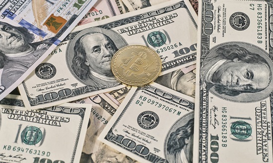 bancnote si o moneda bitcoin