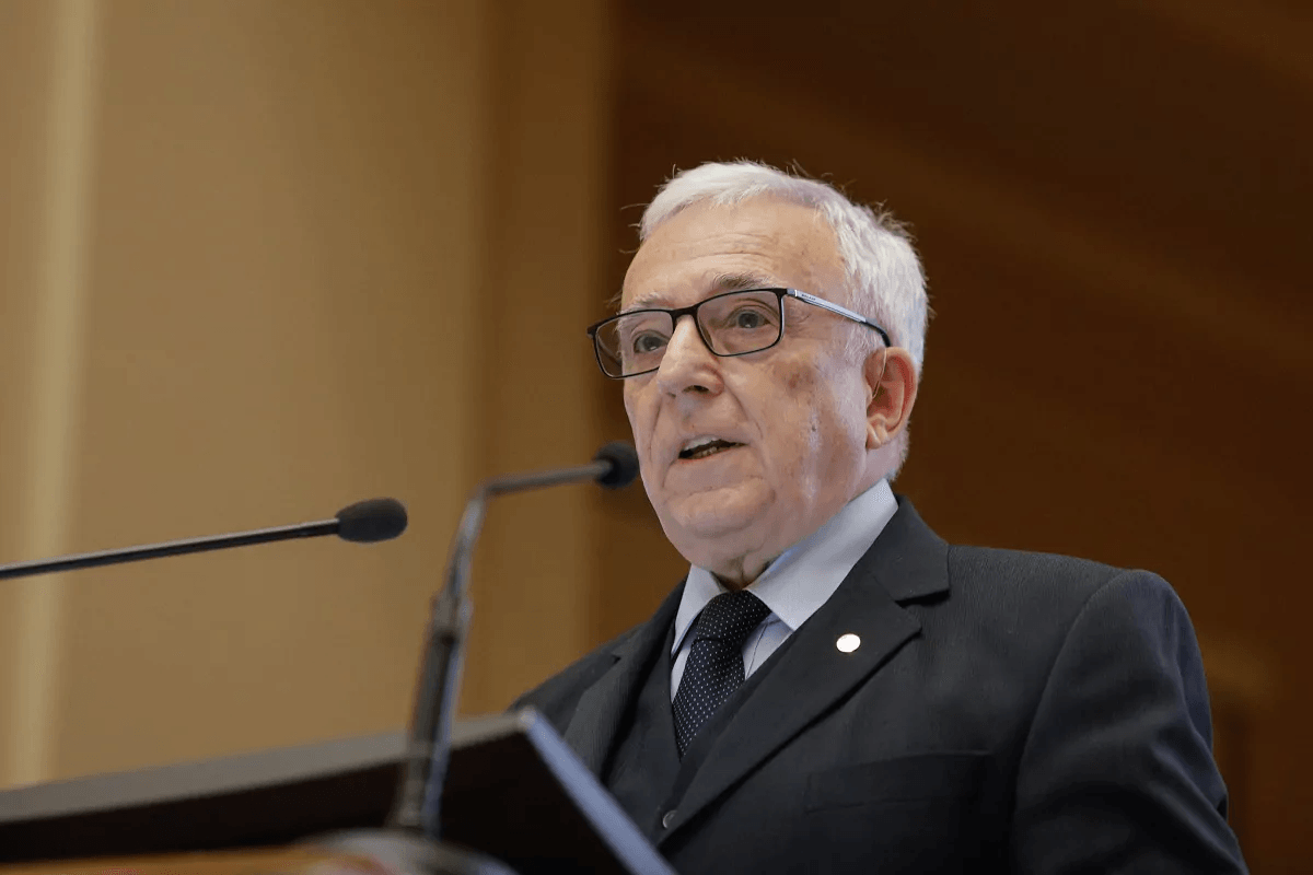 Mugur Isărescu