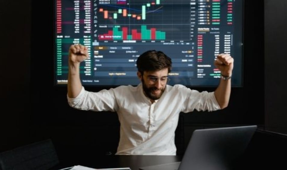 cat castiga un trader