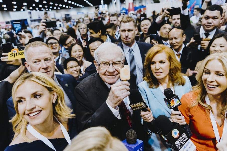 warren buffett înconjurat de acționari